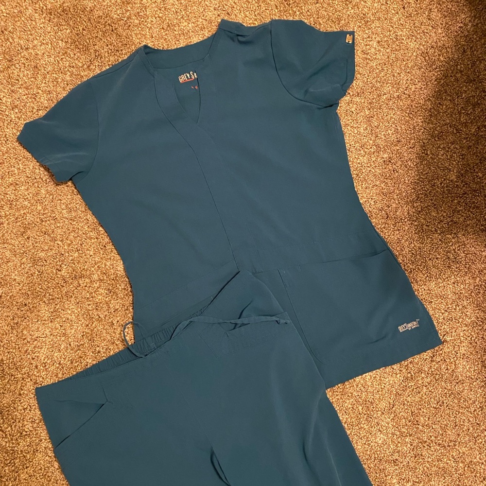 Grey’s Anatomy Signature Bahama color scrub set size small